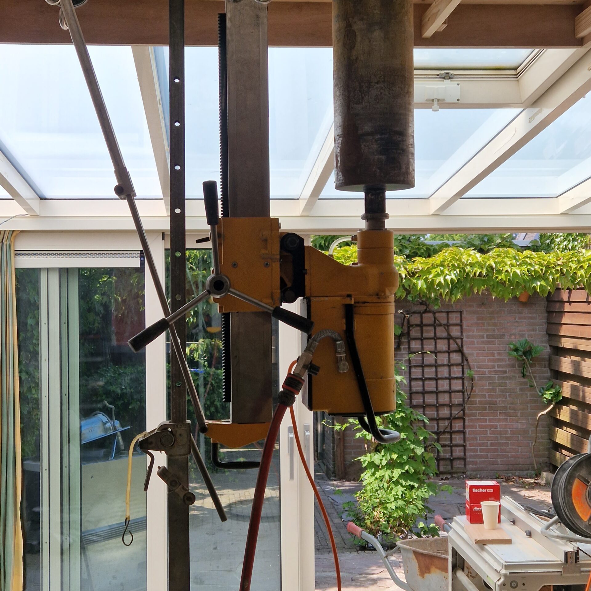 Van onder naar boven boren voor een afzuigkap