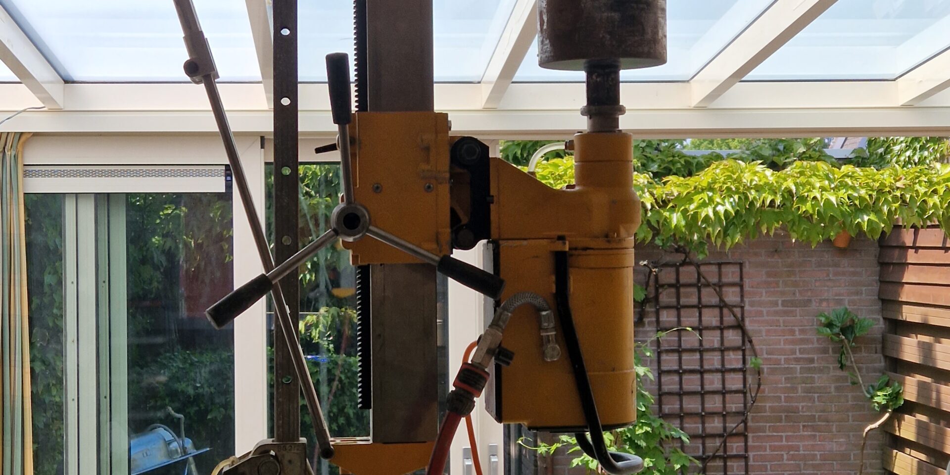 Van onder naar boven boren voor een afzuigkap