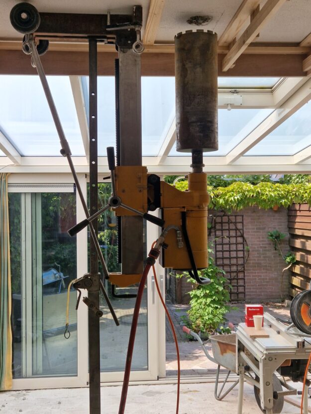 Van onder naar boven boren voor een afzuigkap